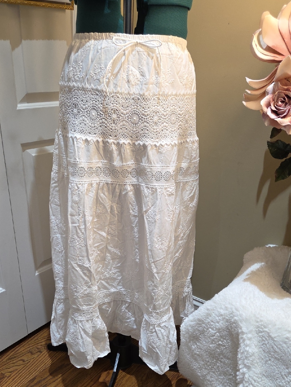 Laura Ashley White Eyelet Maxi Skirt - Picture 2 of 16